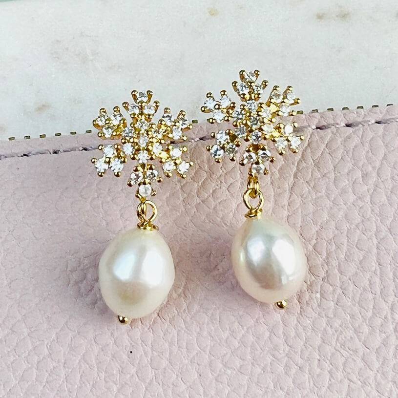 SchwesterSchwester Funkelnder Schneeflocken-Ohrstecker mit Steinen und Süßwasserperle