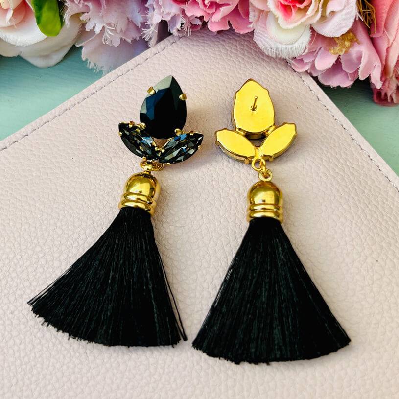 SchwesterSchwester Glitzernde Ohrstecker In Schwarz Mit Edler Quaste Von AmuseToi