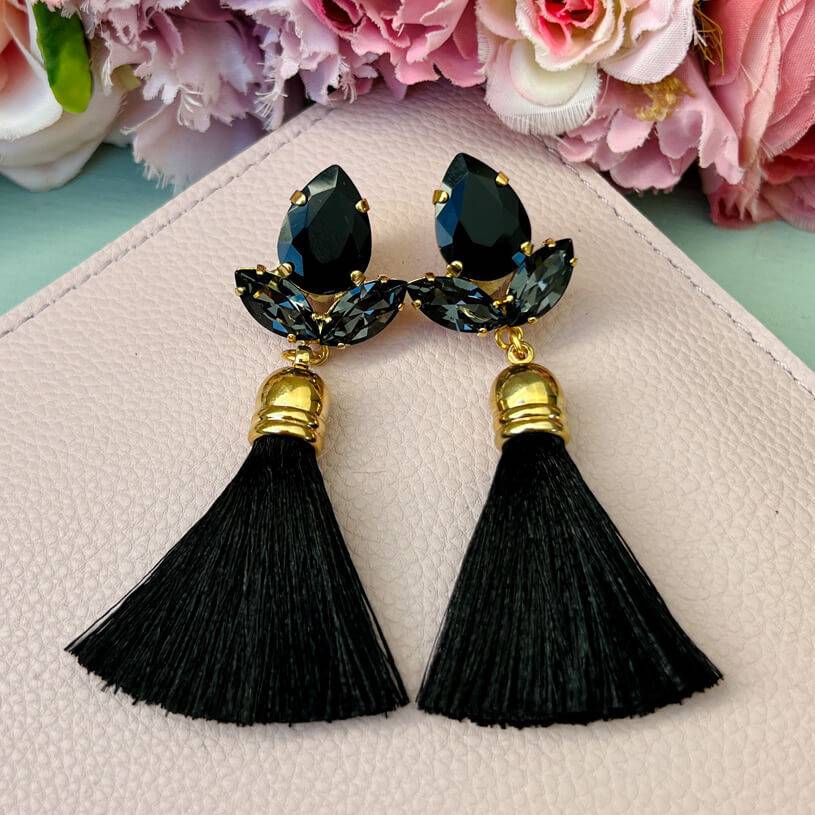 SchwesterSchwester Glitzernde Ohrstecker in Schwarz mit edler Quaste von AmuseToi