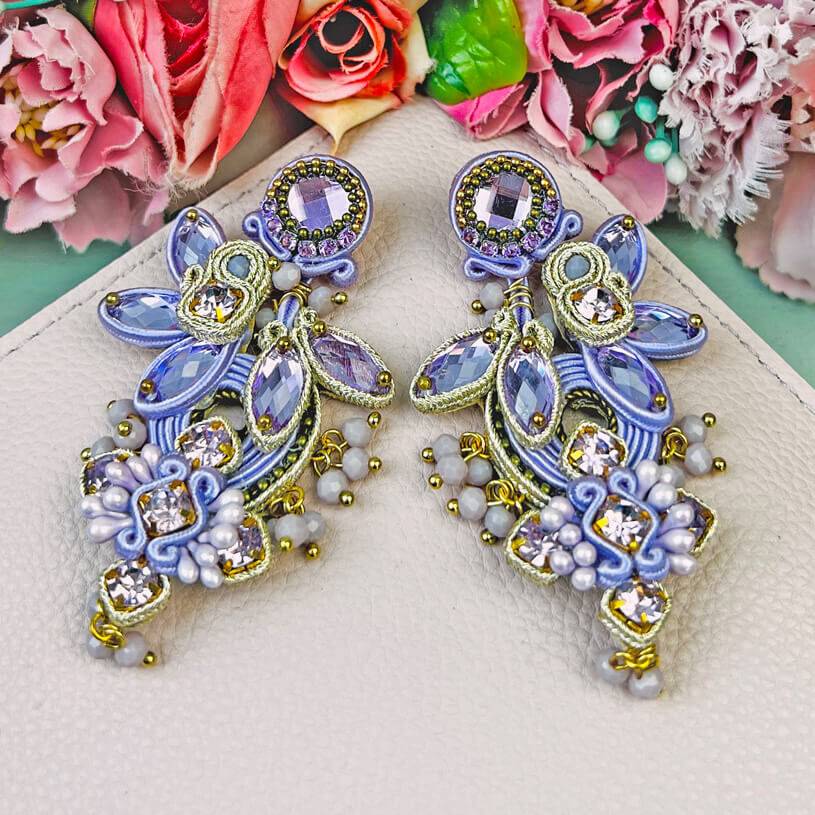 SchwesterSchwester Große Soutache-Ohrringe in Flieder und Champagner SchwesterSchwester Große Soutache-Ohrringe in Flieder und Champagner