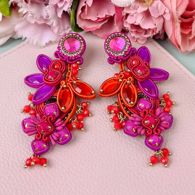 SchwesterSchwester Große Soutache-Ohrringe in Pink, Orange und Violett SchwesterSchwester Große Soutache-Ohrringe in Pink, Orange und Violett