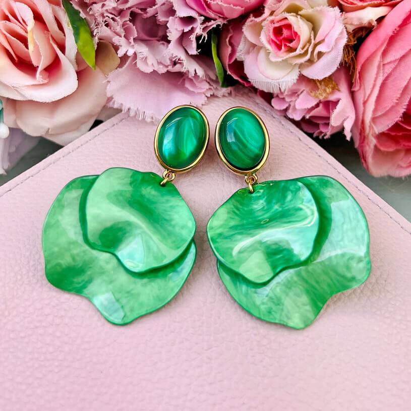 SchwesterSchwester Grüne Ohrringe mit Blütenblättern