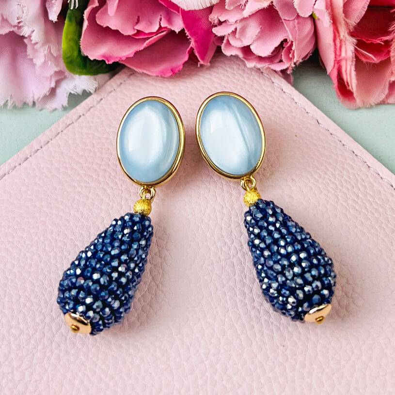 SchwesterSchwester Hellblaue Ohrringe mit glitzerndem dunkelblauen Tropfen von AmuseToi