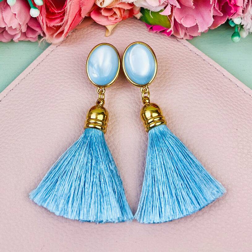 SchwesterSchwester Hellblaue Ohrringe mit Quaste als Ohrstecker von AmuseToi