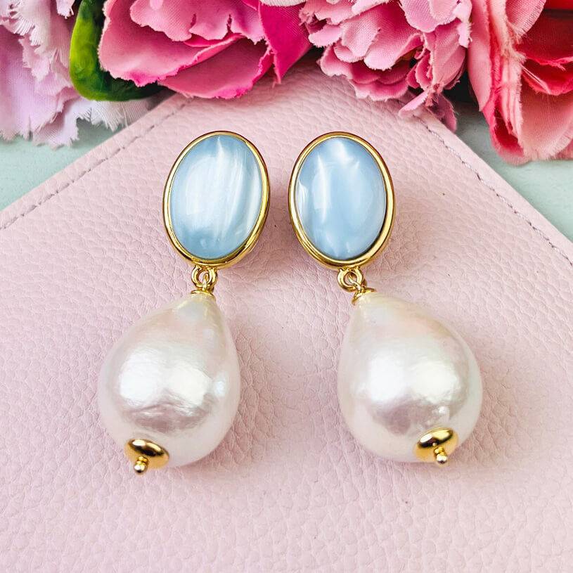 SchwesterSchwester Hellblaue Ohrstecker mit federleichten Baumwolltropfen von AmuseToi