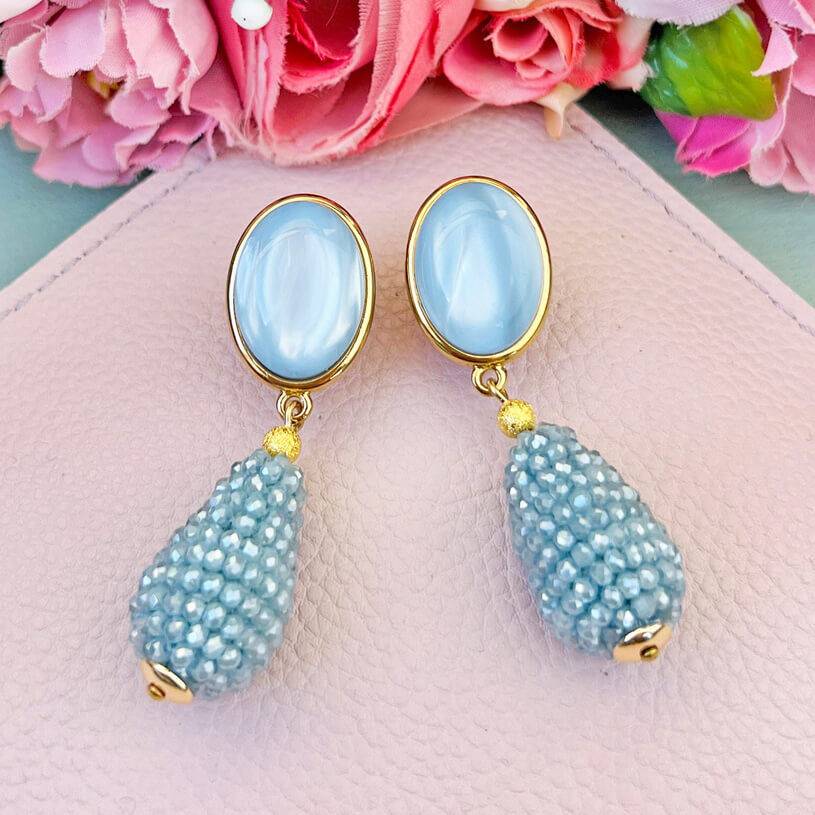 SchwesterSchwester Hellblaue Ohrstecker mit glitzerndem Tropfen von AmuseToi