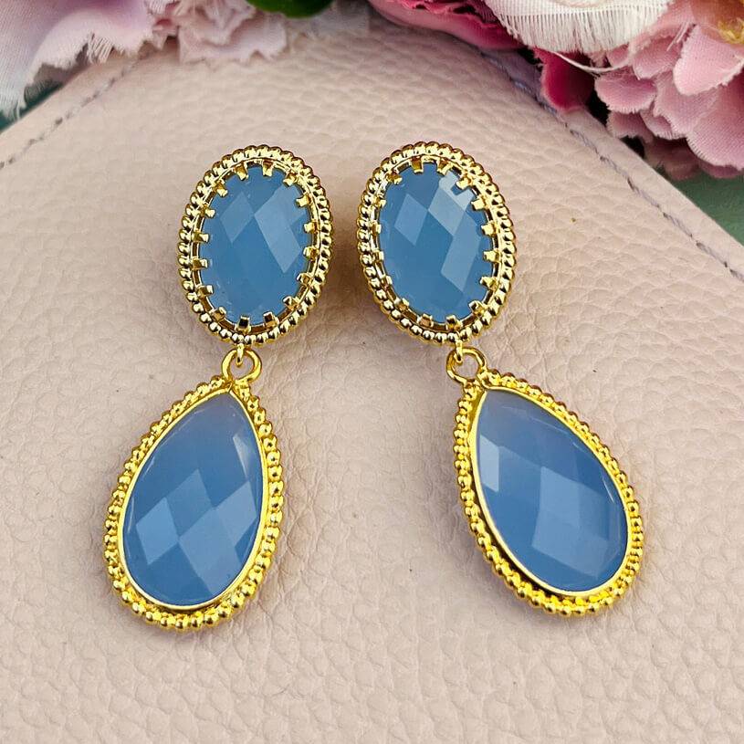 SchwesterSchwester Hellblaue Tropfenohrringe mit funkelnden facettierten Tropfen