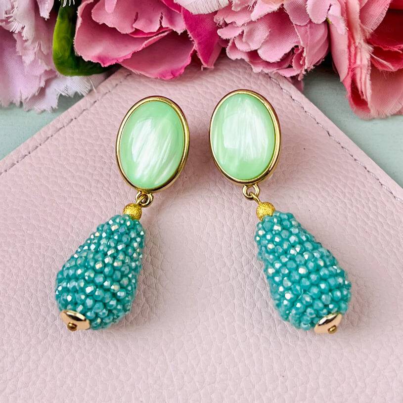 SchwesterSchwester Hellgrüne Ohrringe mit glitzerndem türkisfarbenen Tropfen von AmuseToi