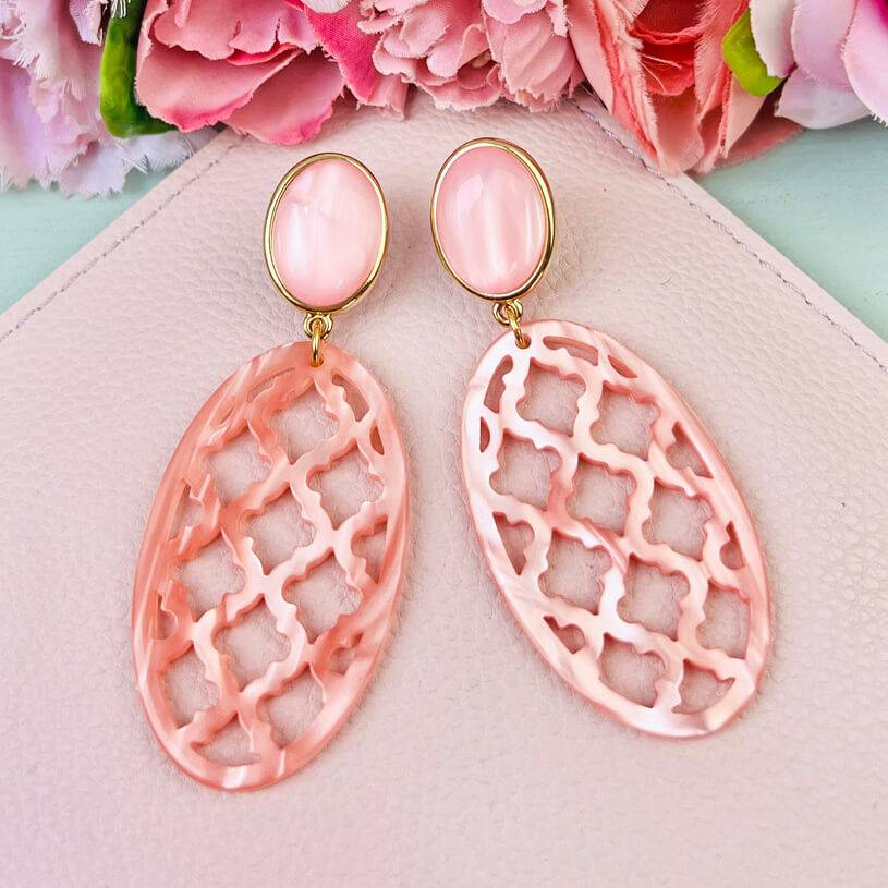 SchwesterSchwester Hellrosa Ohrstecker mit perlmutt schimmerndem Oval im Marrakesch Stil von AmuseToi