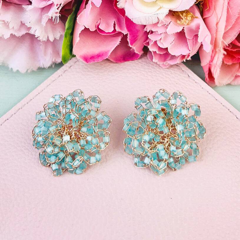 SchwesterSchwester Hochwertige Blüten-Statementohrringe aus Perlen in Blau