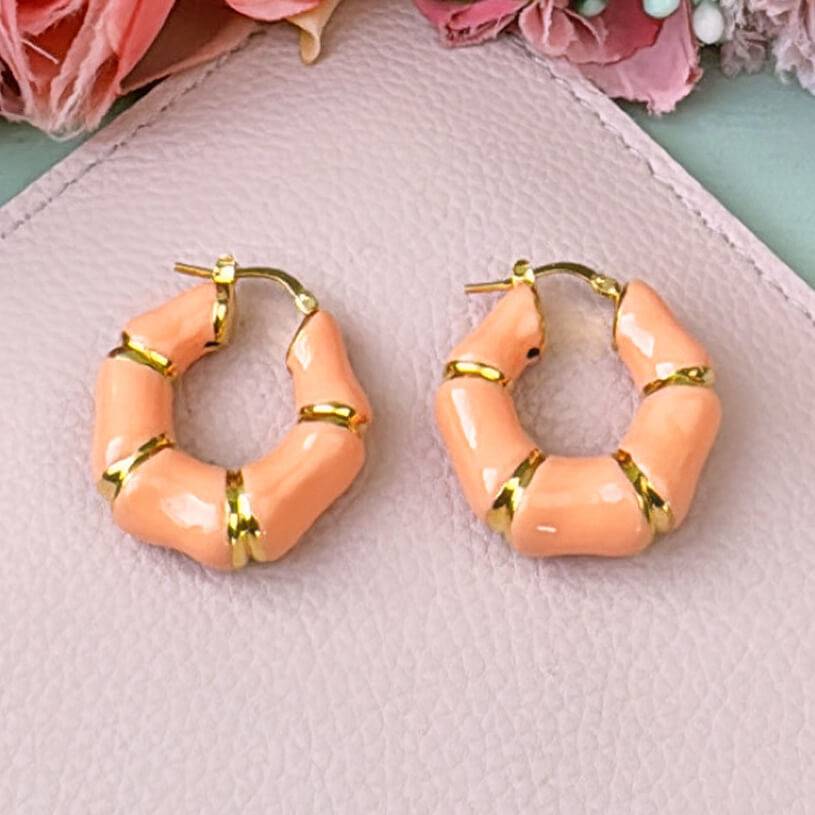 SchwesterSchwester Hochwertige Statement-Creolen in Gold und Lachsrosa SchwesterSchwester Hochwertige Statement-Creolen in Gold und Lachsrosa