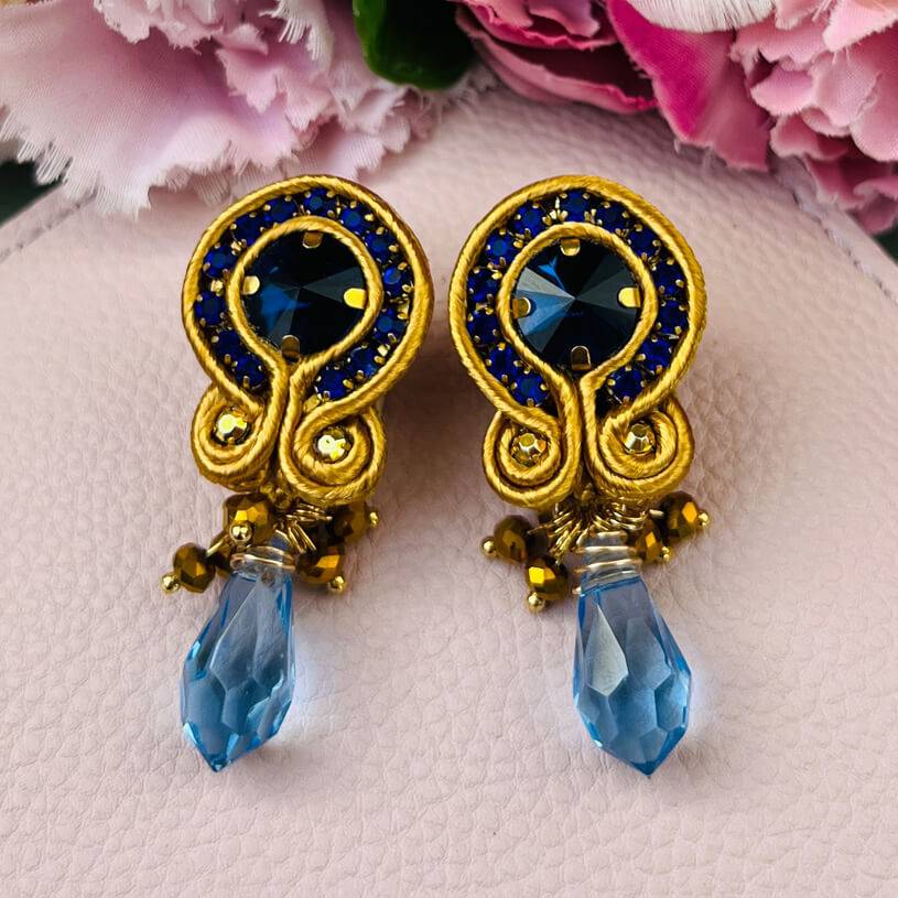 SchwesterSchwester Hübsche Soutache-Ohrstecker mit blauen Kristallen und Tropfen