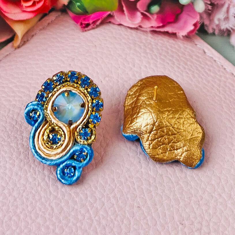 SchwesterSchwester Kleine Soutache-Ohrringe In Blautönen Und Gold