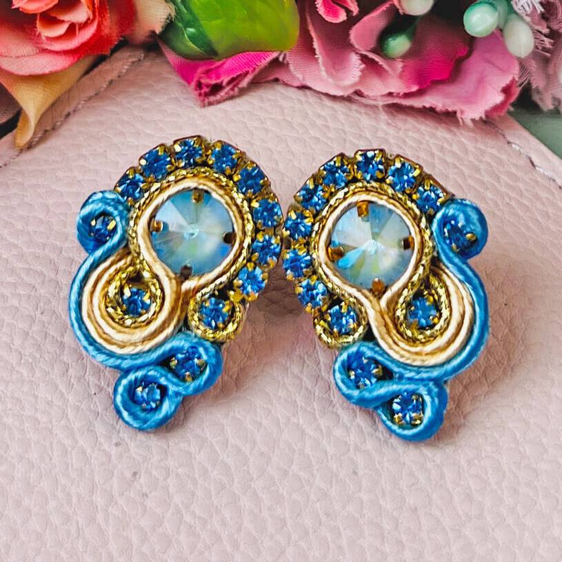 SchwesterSchwester Kleine Soutache-Ohrringe in Blautönen und Gold