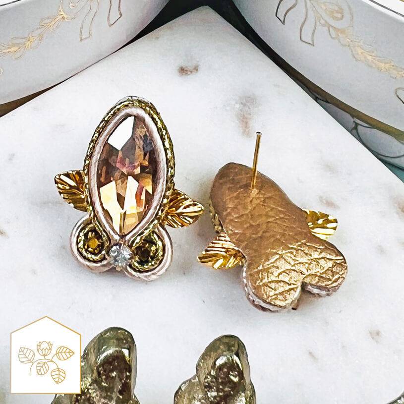 SchwesterSchwester Kleine Soutache-Ohrstecker In Gold Und Champagner