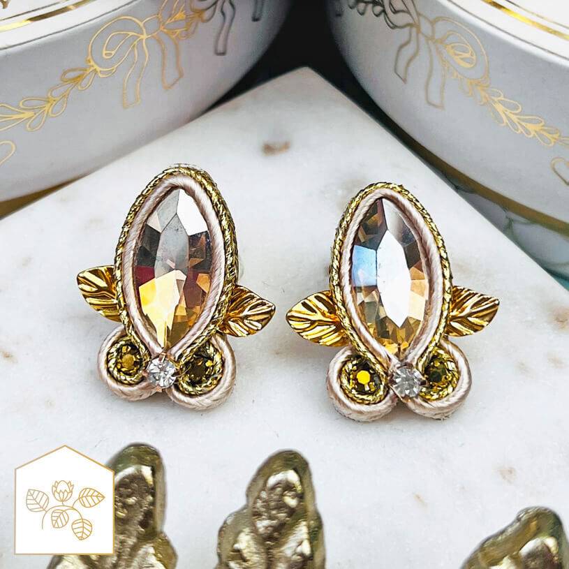 SchwesterSchwester Kleine Soutache-Ohrstecker in Gold und Champagner