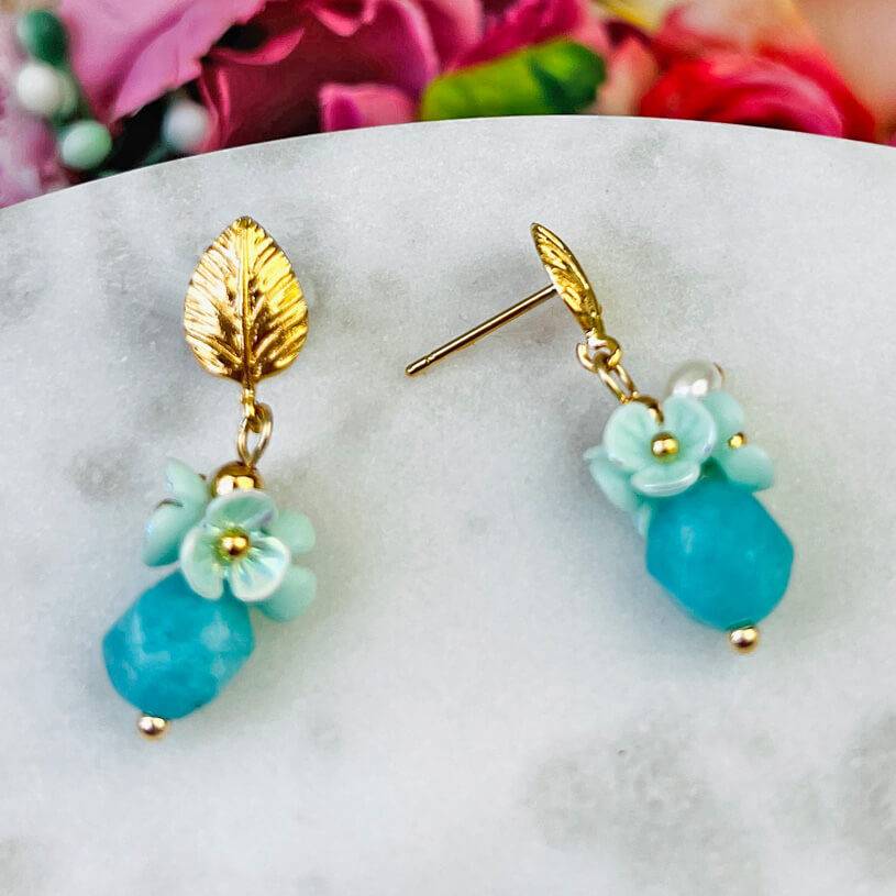 SchwesterSchwester Kleine Vergoldete Ohrstecker In Blattform Mit Blüten Und Perle In Türkis