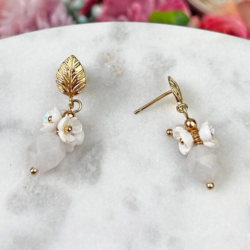 SchwesterSchwester Kleine Vergoldete Ohrstecker In Blattform Mit Blüten Und Perle In Weiß