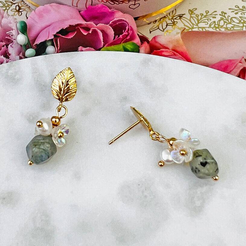 SchwesterSchwester Kleine Vergoldete Ohrstecker In Blattform Mit Blüten Und Perle In Perlmutt- Und Steinoptik