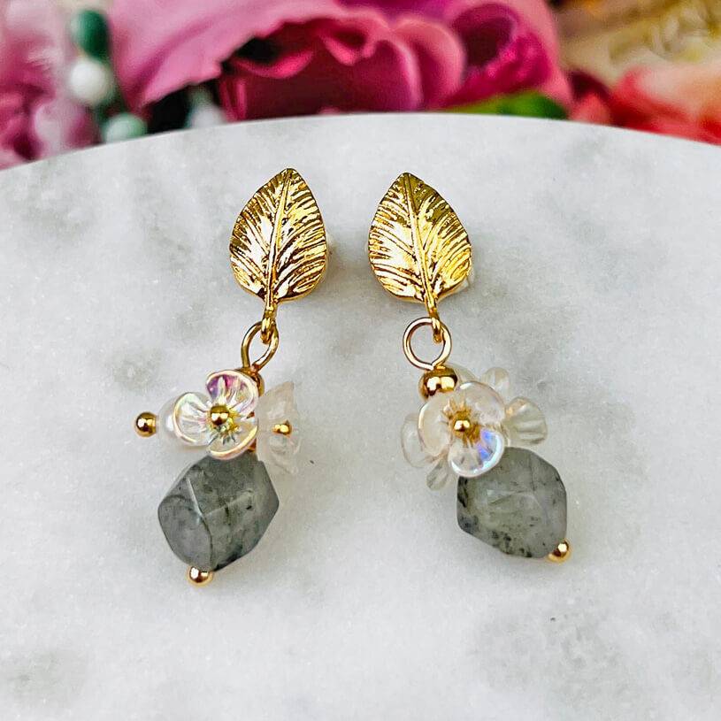 SchwesterSchwester Kleine vergoldete Ohrstecker in Blattform mit Blüten und Perle in Perlmutt- und Steinoptik