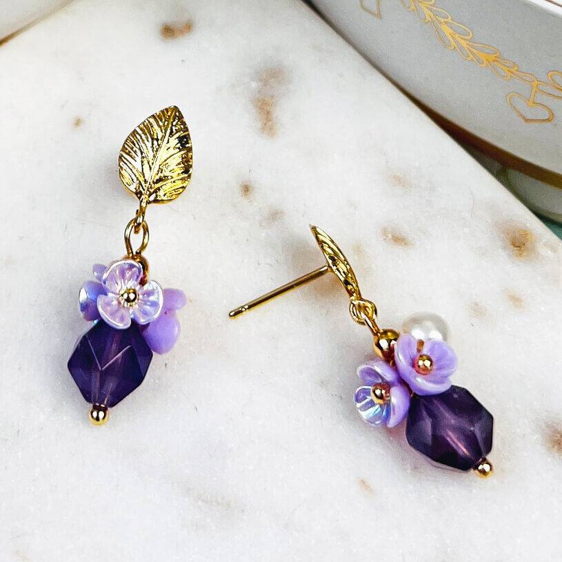 SchwesterSchwester Kleine Vergoldete Ohrstecker In Blattform Mit Blüten Und Perle In Violett
