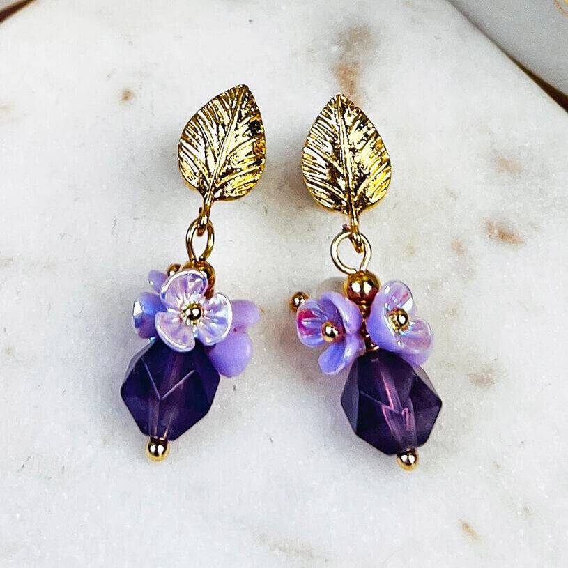 SchwesterSchwester Kleine vergoldete Ohrstecker in Blattform mit Blüten und Perle in Violett