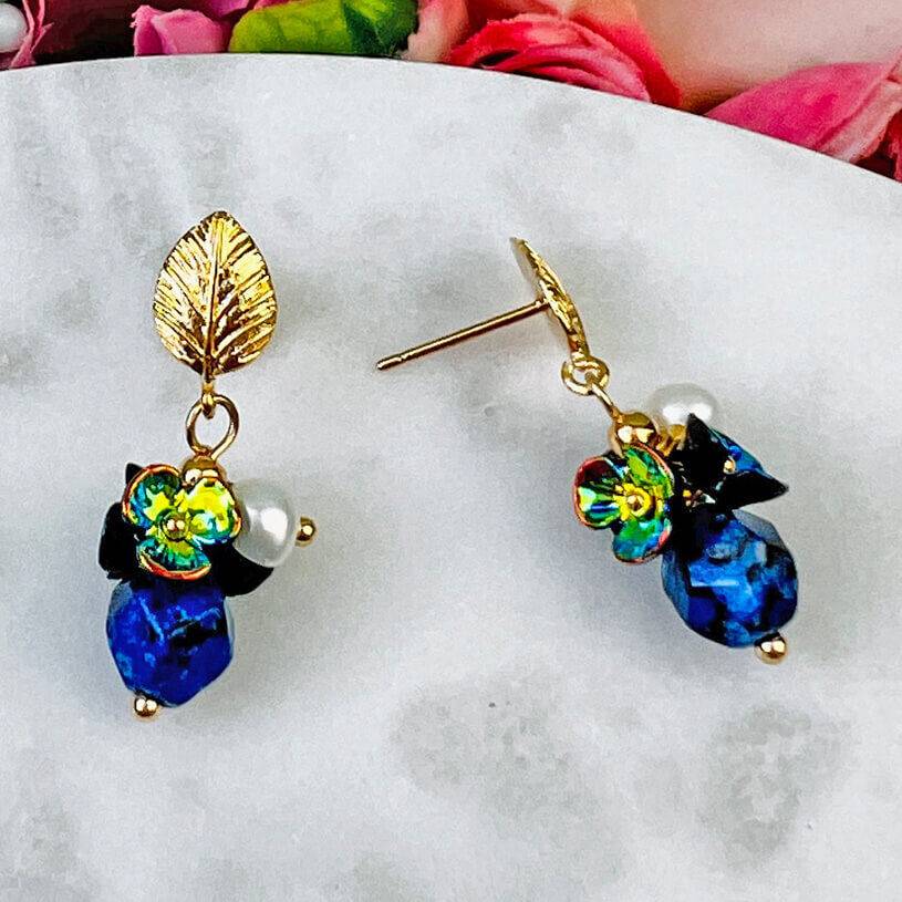 SchwesterSchwester Kleine Vergoldete Ohrstecker In Blattform Mit Blüten Und Perle In Dunkelblau