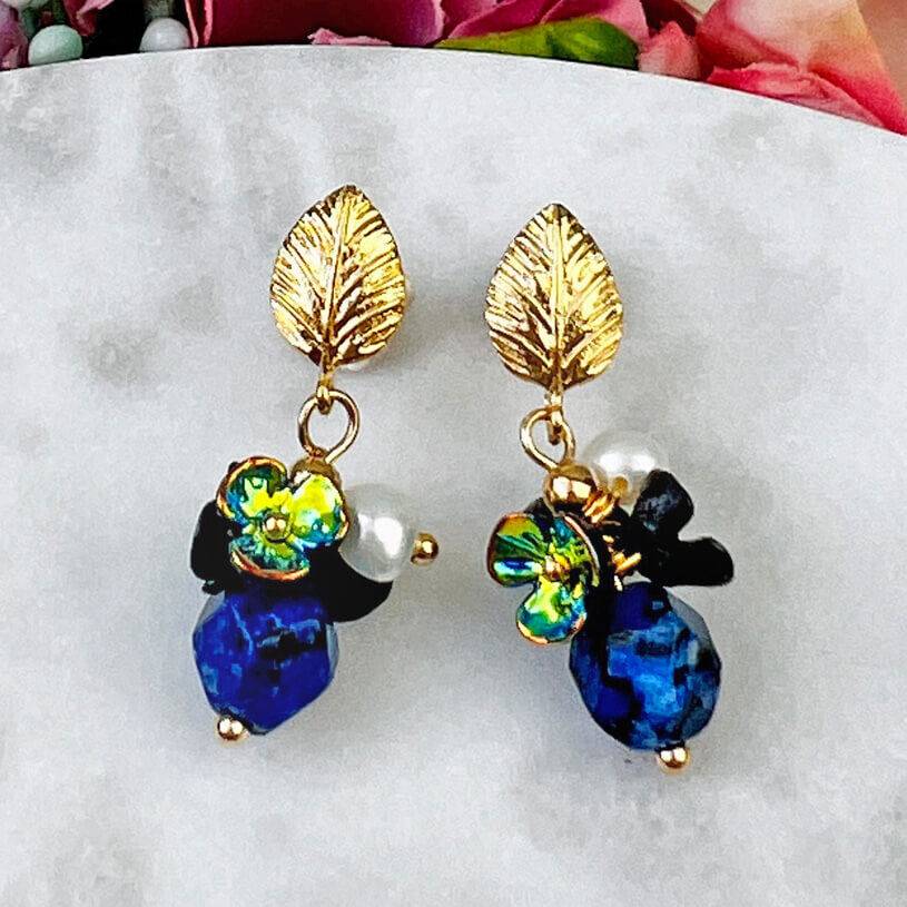 SchwesterSchwester Kleine vergoldete Ohrstecker in Blattform mit Blüten und Perle in Dunkelblau