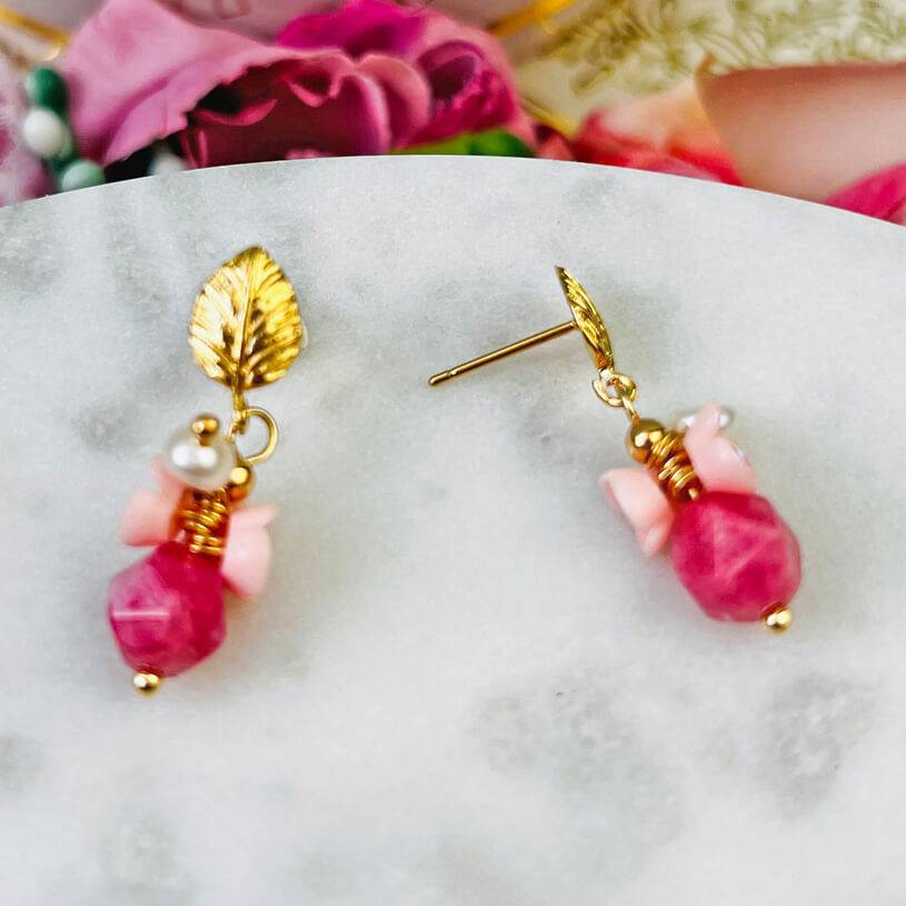 SchwesterSchwester Kleine Vergoldete Ohrstecker In Blattform Mit Blüten Und Perle In Rosa Und Pink