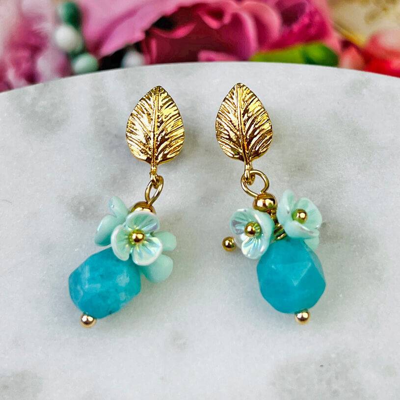 SchwesterSchwester Kleine vergoldete Ohrstecker in Blattform mit Blüten und Perle in Türkis