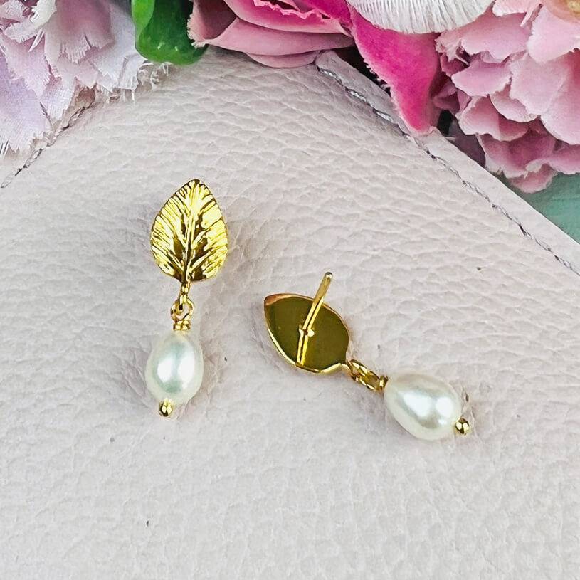 SchwesterSchwester Kleine Vergoldete Ohrstecker In Blattform Mit Edler Süßwasserperle