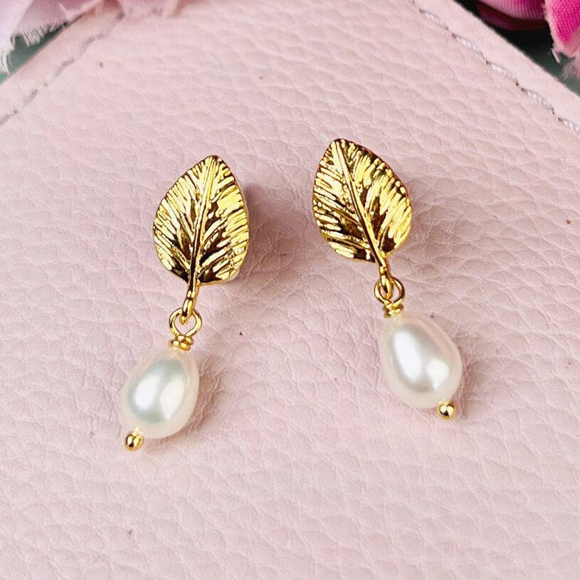 SchwesterSchwester Kleine vergoldete Ohrstecker in Blattform mit edler Süßwasserperle
