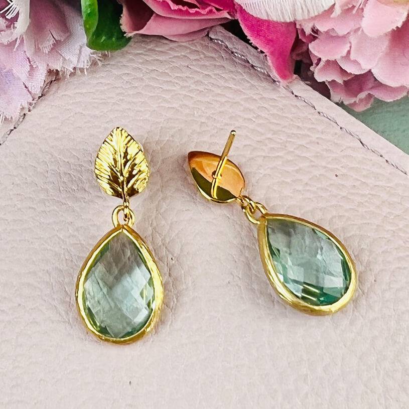 SchwesterSchwester Kleine Vergoldete Ohrstecker In Blattform Mit Kleinem Tropfen In Lindgrün