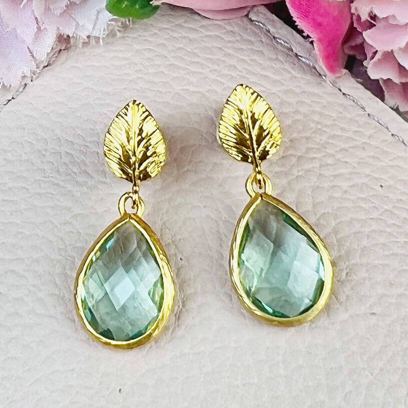 SchwesterSchwester Kleine Vergoldete Ohrstecker In Blattform Mit Kleinem Tropfen In Lindgrün