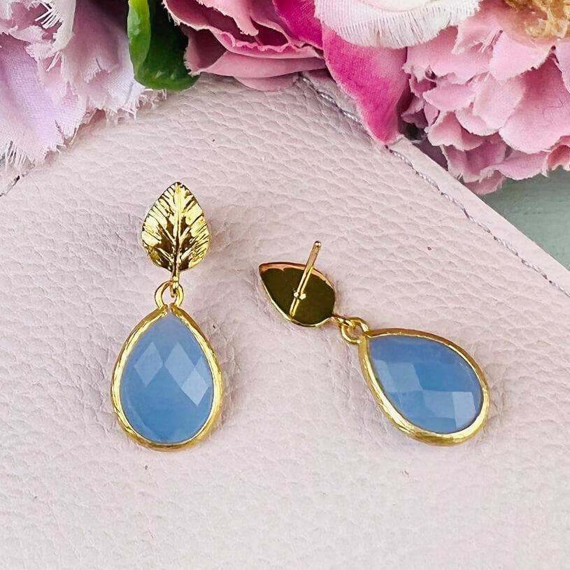 SchwesterSchwester Kleine Vergoldete Ohrstecker In Blattform Mit Kleinem Tropfen In Zartblau