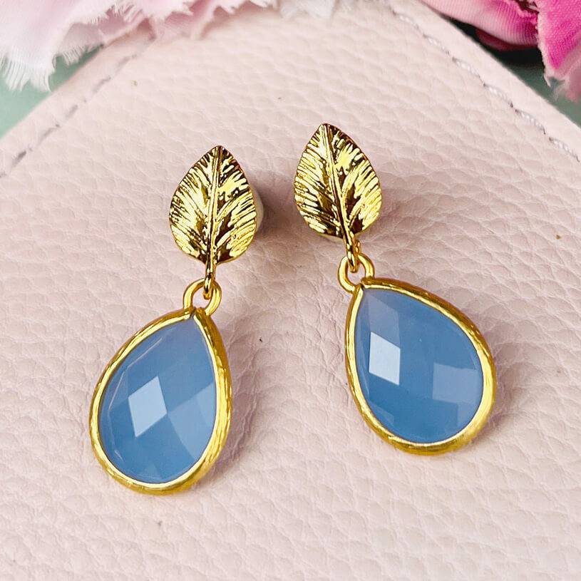 SchwesterSchwester Kleine vergoldete Ohrstecker in Blattform mit kleinem Tropfen in Zartblau