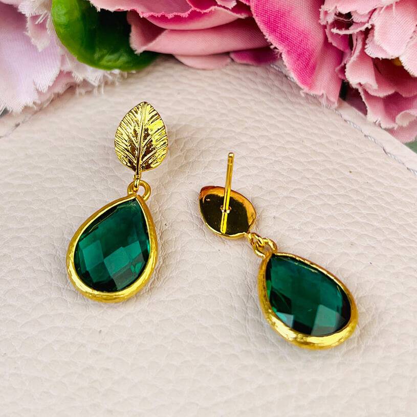 SchwesterSchwester Kleine Vergoldete Ohrstecker In Blattform Mit Kleinem Tropfen In Dunkelgrün