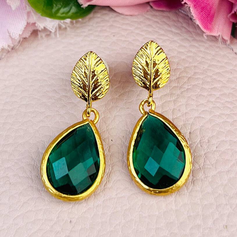 SchwesterSchwester Kleine vergoldete Ohrstecker in Blattform mit kleinem Tropfen in Dunkelgrün