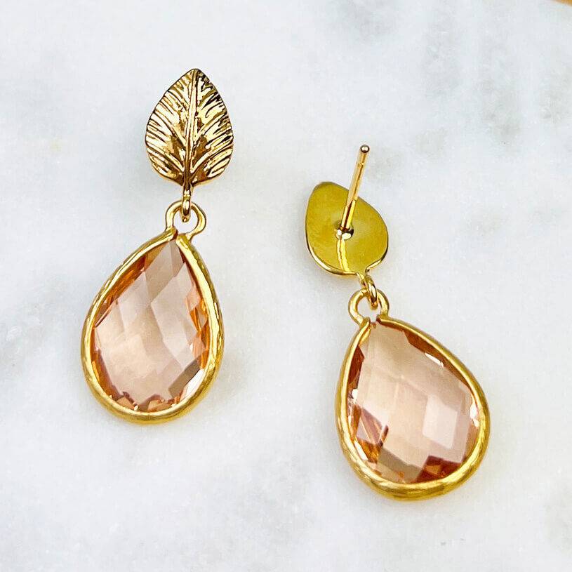 SchwesterSchwester Kleine Vergoldete Ohrstecker In Blattform Mit Kleinem Tropfen In Champagner