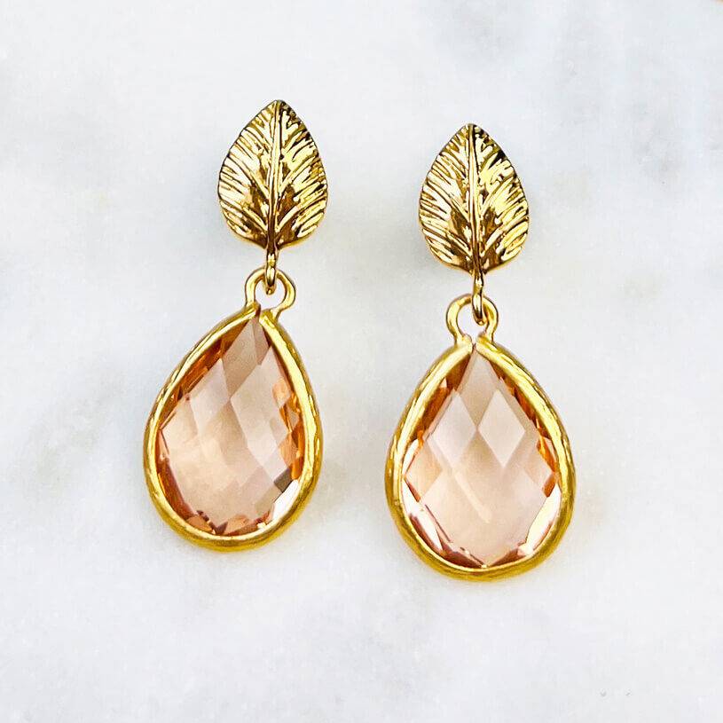 SchwesterSchwester Kleine vergoldete Ohrstecker in Blattform mit kleinem Tropfen in Champagner