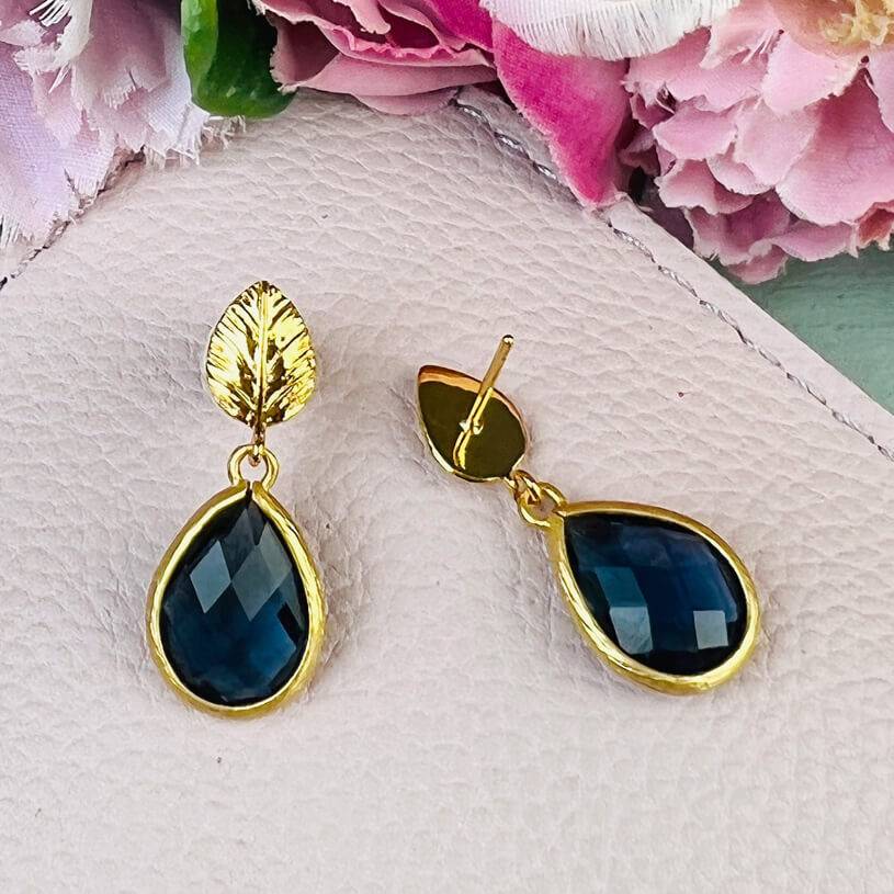 SchwesterSchwester Kleine Vergoldete Ohrstecker In Blattform Mit Kleinem Tropfen In Dunkelblau