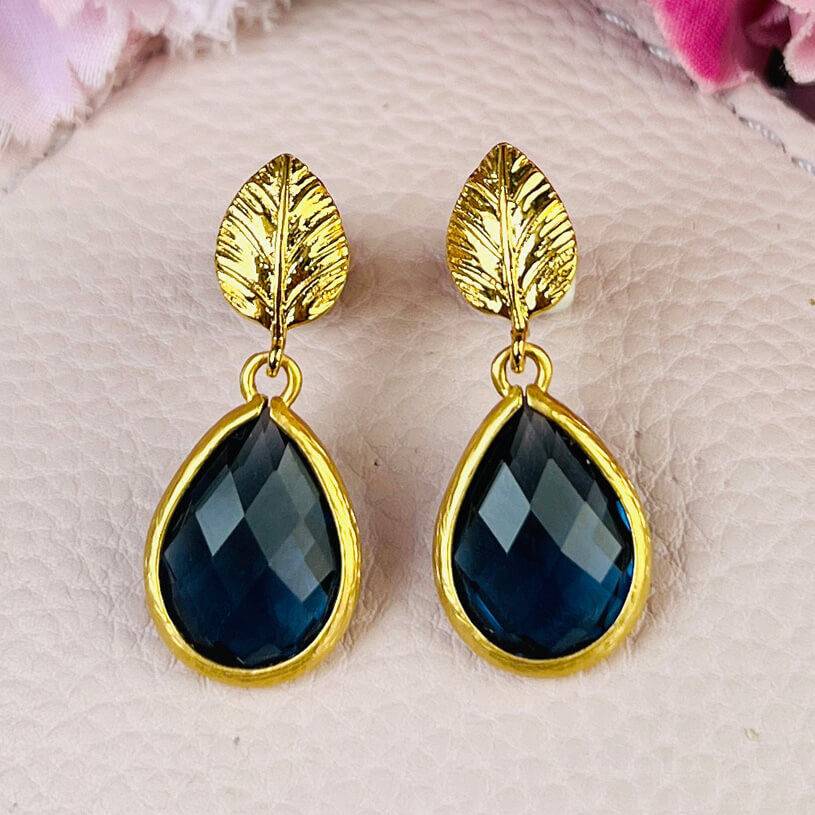SchwesterSchwester Kleine vergoldete Ohrstecker in Blattform mit kleinem Tropfen in Dunkelblau