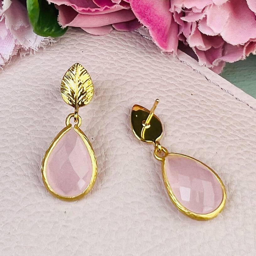 SchwesterSchwester Kleine Vergoldete Ohrstecker In Blattform Mit Kleinem Tropfen In Zartrosa