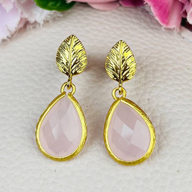 SchwesterSchwester Kleine vergoldete Ohrstecker in Blattform mit kleinem Tropfen in Zartrosa