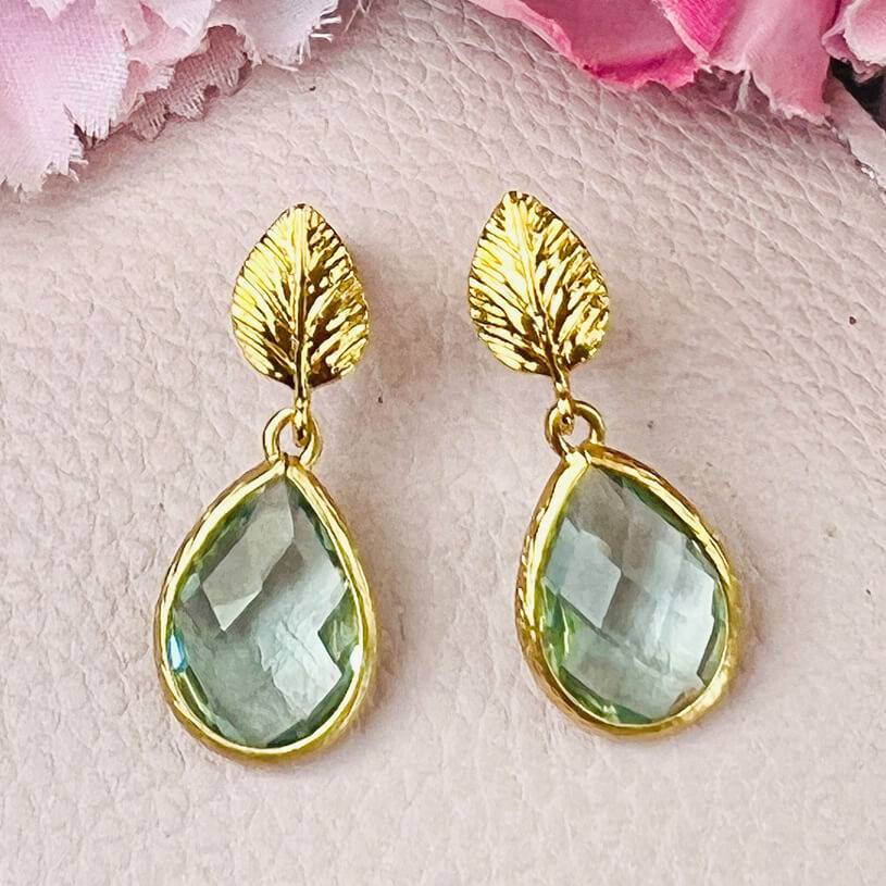 SchwesterSchwester Kleine vergoldete Ohrstecker in Blattform mit kleinem Tropfen in Lindgrün