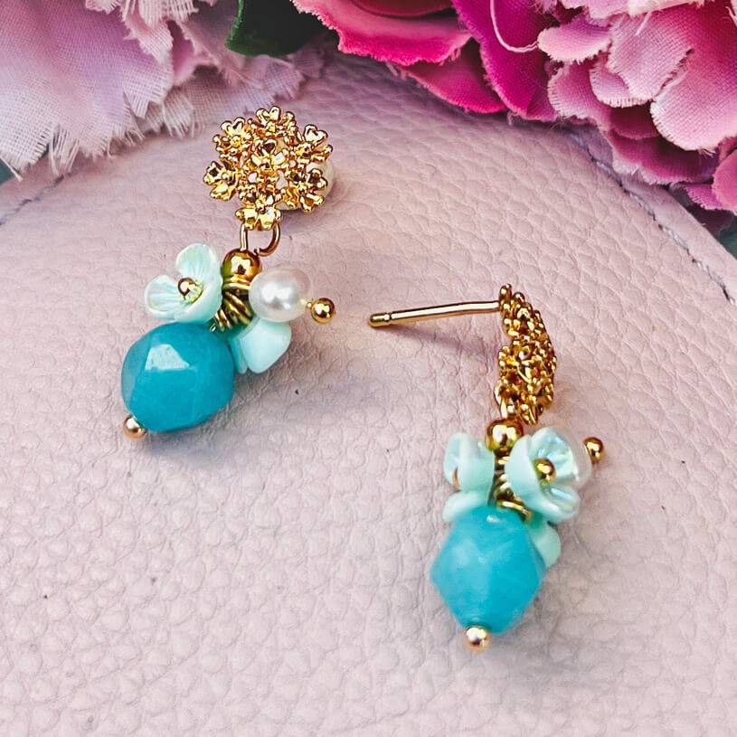 SchwesterSchwester Kleine Vergoldete Ohrstecker Mit Blüten Und Perle In Türkis