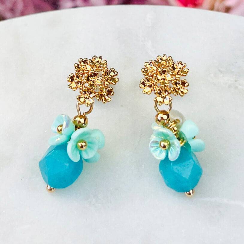 SchwesterSchwester Kleine Vergoldete Ohrstecker Mit Blüten Und Perle In Türkis