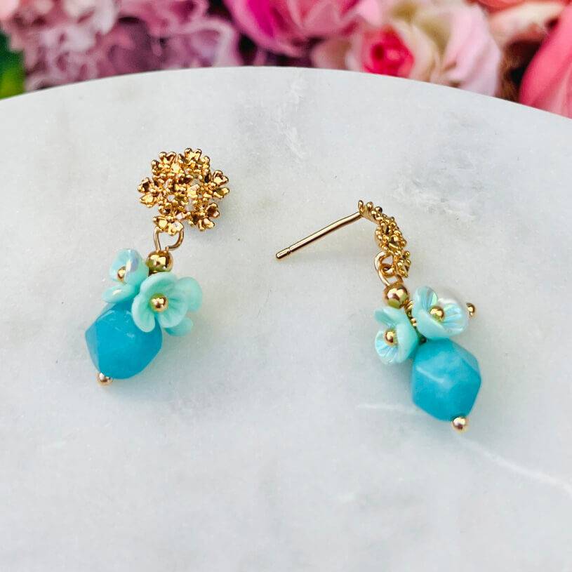SchwesterSchwester Kleine Vergoldete Ohrstecker Mit Blüten Und Perle In Türkis