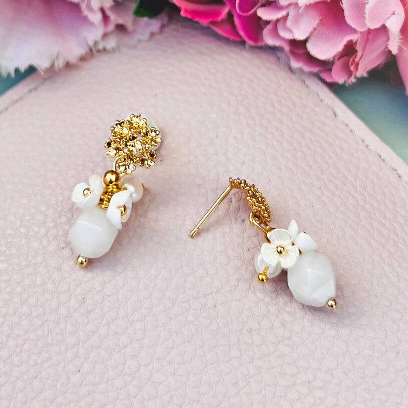 SchwesterSchwester Kleine Vergoldete Ohrstecker Mit Blüten Und Perle In Weiß