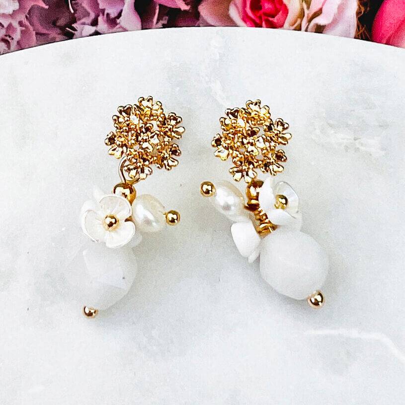 SchwesterSchwester Kleine Vergoldete Ohrstecker Mit Blüten Und Perle In Weiß